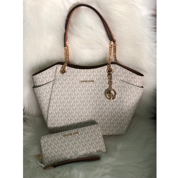 Michael Kors Handbags - SOLD‼️MK Jet Set Travel Vanilla LG Shldr Tote